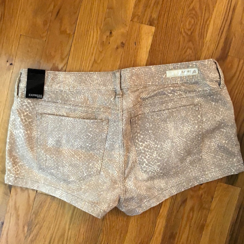 EXPRESS Patterned Shorts - Picture 2 of 5